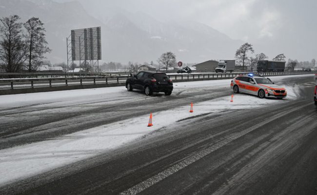Auf der A13 bei Mels geriet ein Polizeiauto ins Schleudern und wurde gerammt