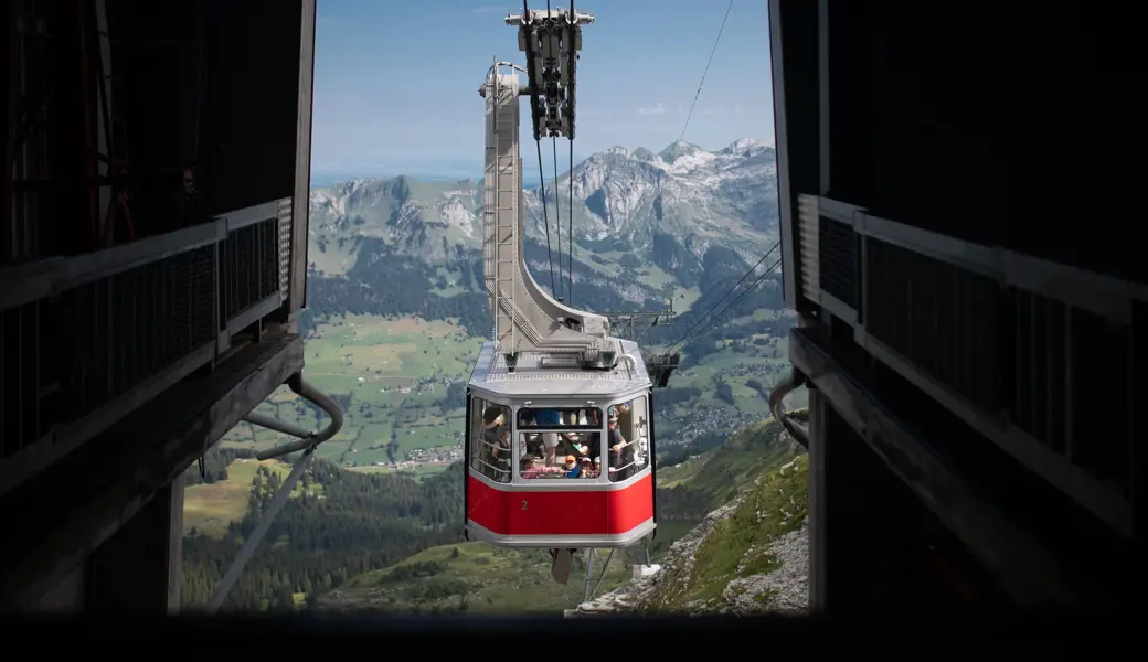 Alle wollen in die Höhe: Volle Seilbahn-Kabine zum Chäserrugg.