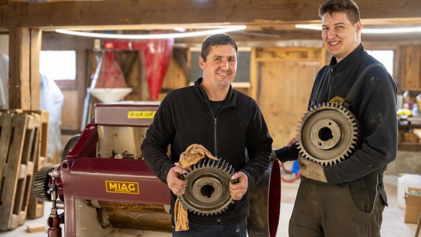 Michael Lieberherr, Präsident der Genossenschaft Alpsteinmühle, und Gabriel Fluri, Müllereitechniker: Sie sind die Hauptverantwortlichen für den Aufbau der Alpsteinmühle.