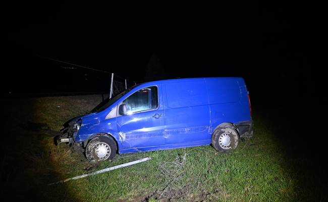 Fahrunfähig in Leitplanke geprallt und Zaun durchbrochen