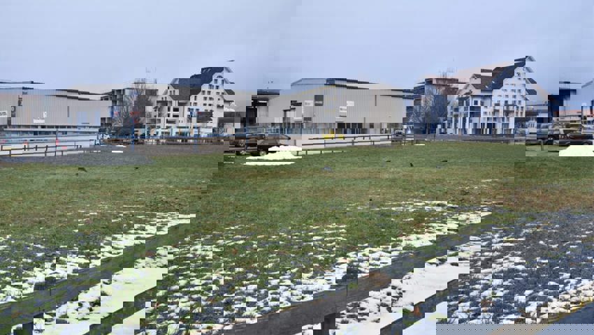  Der Teilzonenplan für das Areal Neuhof, das neben dem Alters- und Pflegeheim Haus Wieden (hinten rechts) liegt, muss nun noch vom Kanton genehmigt werden.