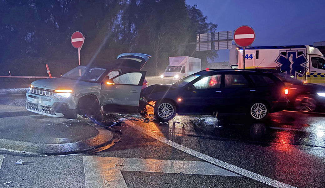 An beiden Autos entstand Totalschaden. 