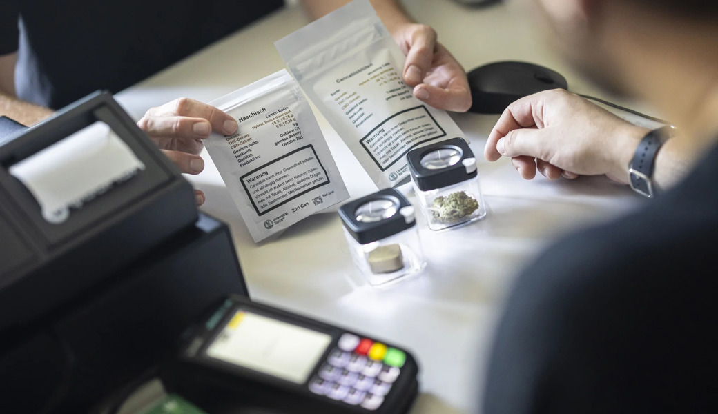 Verkaufsfiliale statt Hinterzimmer: Ein Kunde lässt sich in einer Stelle der Stadtzürcher Cannabisstudie «Züri Can» beraten. 