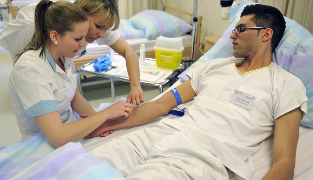 Um dem Fachkräftemangel im Gesundheitswesen entgegenzuwirken, will der Kanton in die Ausbildung investieren.