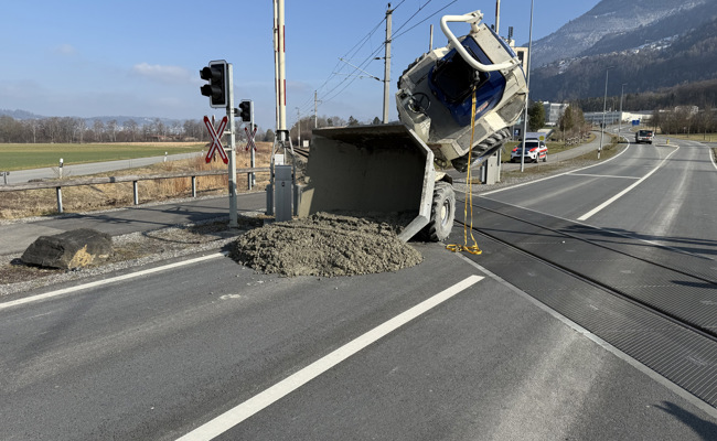 Ausgehebelt: Dumper verliert an Bahnübergang Kampf gegen Fliehkraft