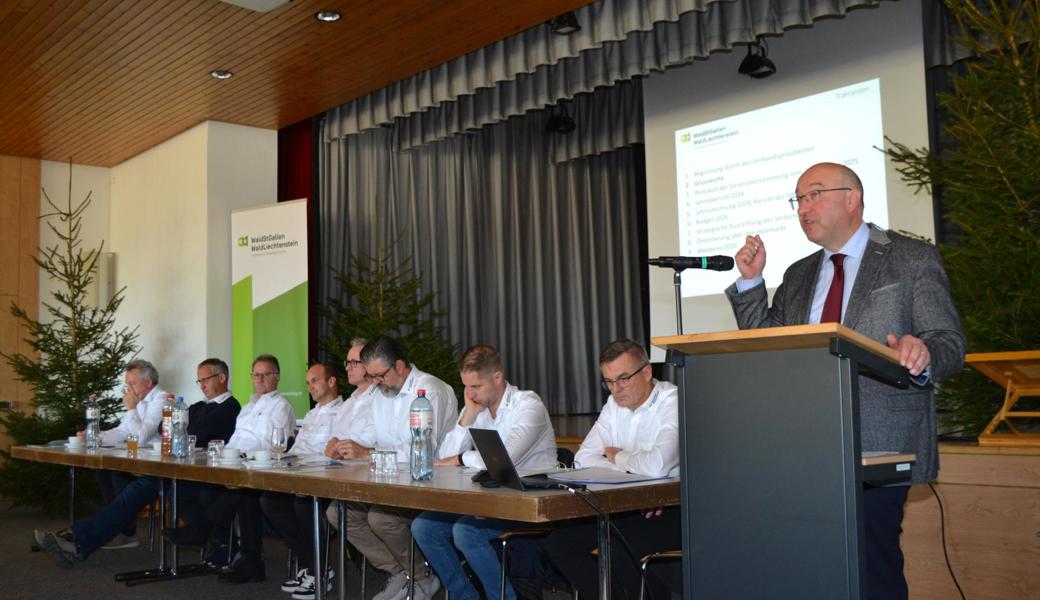 Der St. Galler Volkswirtschaftsdirektor Beat Tinner (stehend) und der Vorstand von Wald SGFL an der GV in Nesslau.