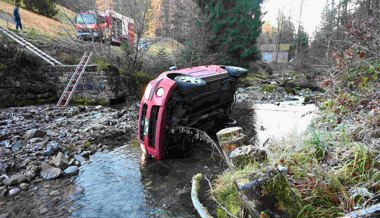 Frau landet nach Unfall mit Auto im Simmibach