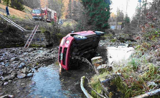Frau landet nach Unfall mit Auto im Simmibach