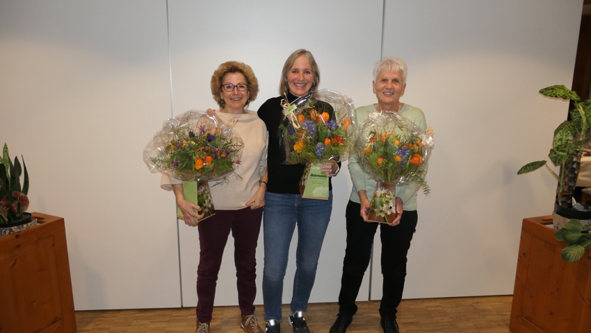Ehrung langjähriger Mitglieder (von links): Jrma Mäder (35 Jahre), Christina Haltiner (15 Jahre), Elisabeth Lippuner (40 Jahre).