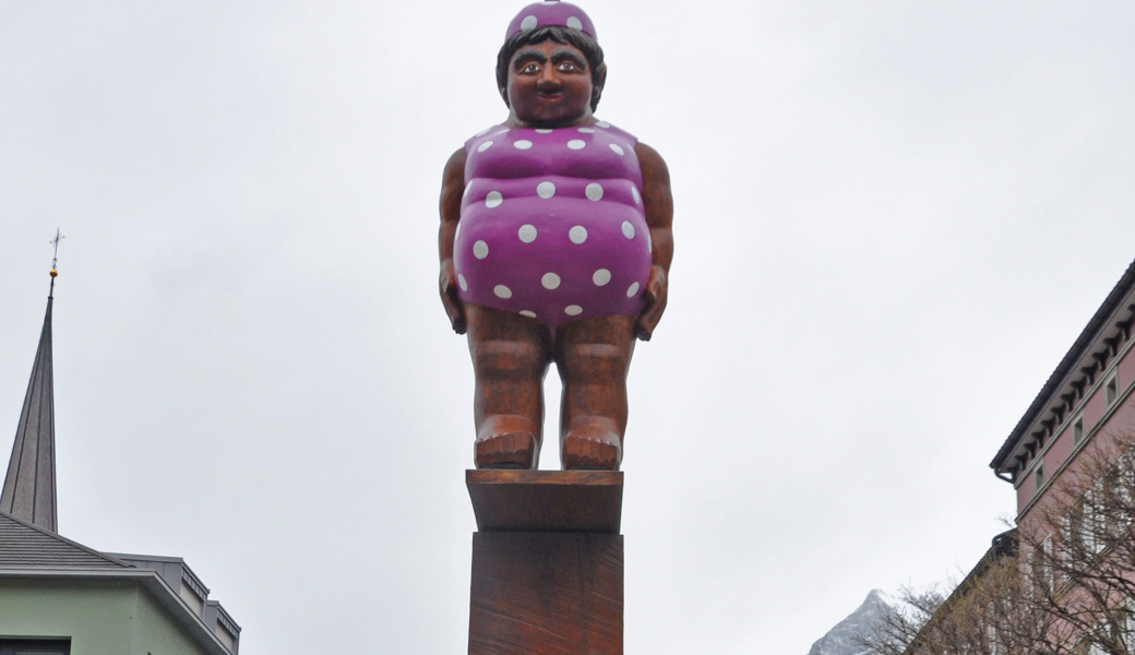 «Auf dem Sprung»: Das acht Meter hohe Kunstwerk von Stephan Schmidlin im Dorfzentrum von Bad Ragaz.