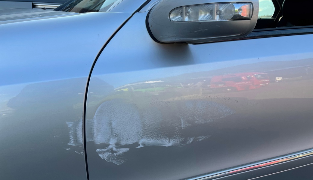 Die Autos kollidiertem beim Wechsel auf die Überholspur.