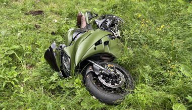 Töfffahrer stürzt und schlittert in Randleitpfosten