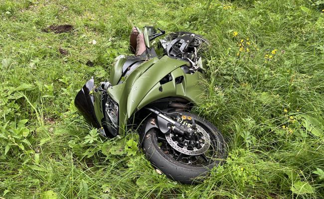 Töfffahrer stürzt und schlittert in Randleitpfosten