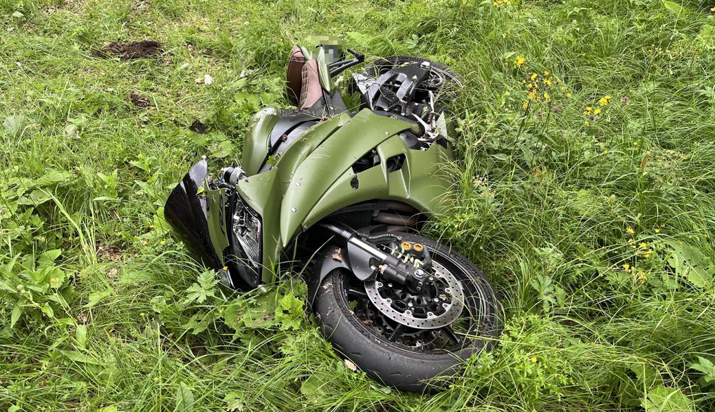 Töfffahrer und Töff schlitterten über die Strasse ins Wiesland hinaus.