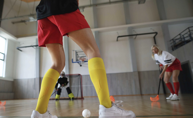 Trotz Ermittlungen wegen sexueller Belästigung bleibt Trainer im Amt