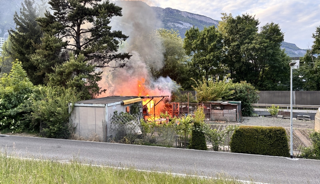 Als die Feuerwehr vor Ort eintraf, stand die Pergola bereits in Vollbrand.