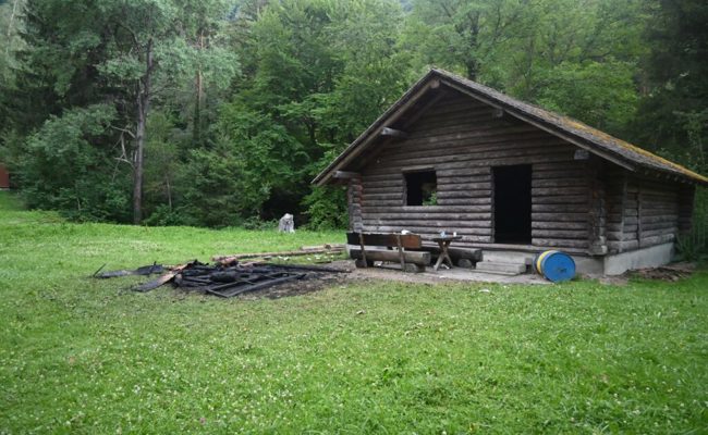 Lagerplatz in Balzers: Holztisch und Rundlinge wurden in eine Feuerstelle geworfen