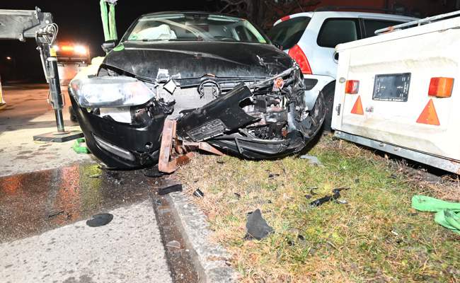 Flucht vor der Polizei endet mit einem Unfall