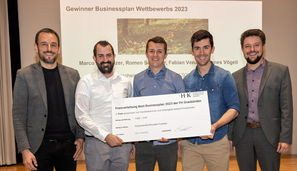 Das Gewinnerteam (von links): Elia Lardi (Handelskammer Graubünden), Fabian Venzin, Romeo Scheurer, Hannes Vögeli, Marco Oberholzer. 