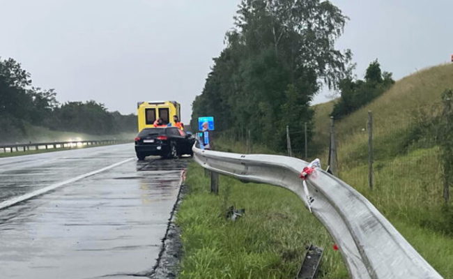 20-jähriger Autofahrer verletzte sich leicht nach Selbstunfall auf der Autobahn A13