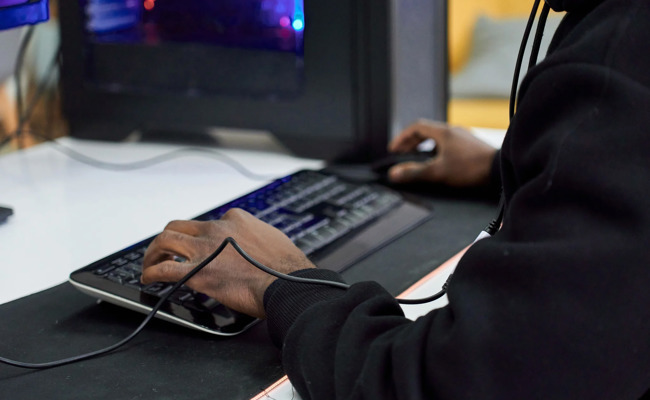 So lernen die Liebesbetrüger in Westafrika ihr Handwerk