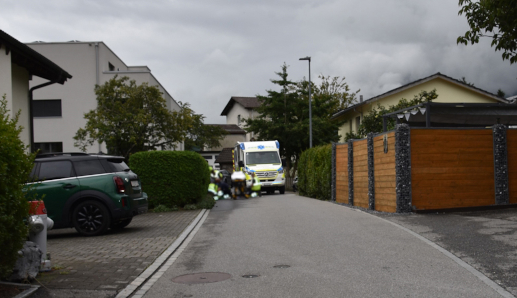 Der Unfall geschah in einer engen Quartierstrasse.