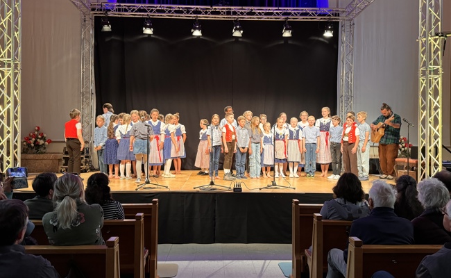 Johlende und groovende Kinder eröffnen das Klangfestival