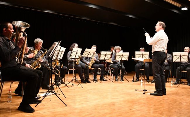 Dorfmusig feierte mit Dirigent Kaspar Vetsch ein erfolgreiches Comeback im Zweivierteltakt