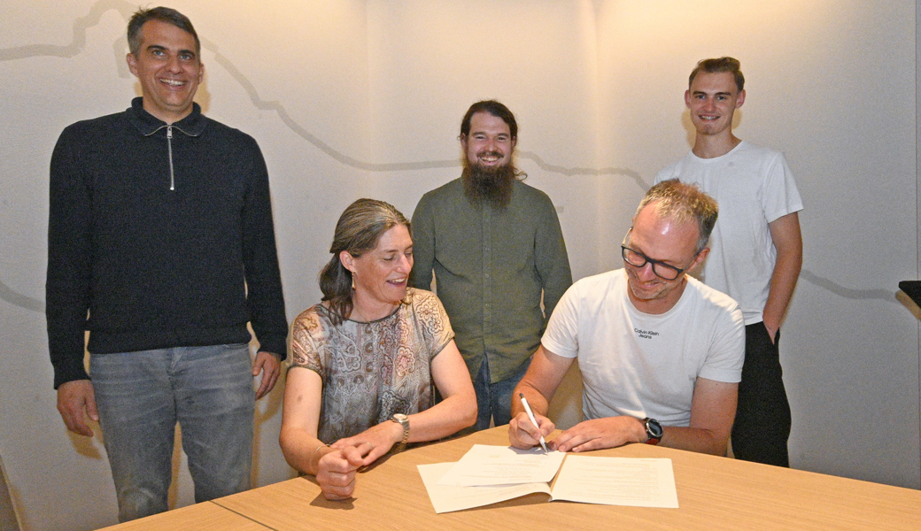 Katrin Szacsvay-Frischknecht und Daniel Hinrichs unterzeichnen das Gründungsprotokoll der Grünen Werdenberg. Dem Co-Präsidium zur Seite stehen Christian Schmidt, Daniel Künzi und Silas Gall (von links).