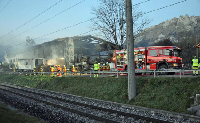 Abbrucharbeiten nach Stallbrand verursachen Zugausfälle zwischen Buchs und Salez
