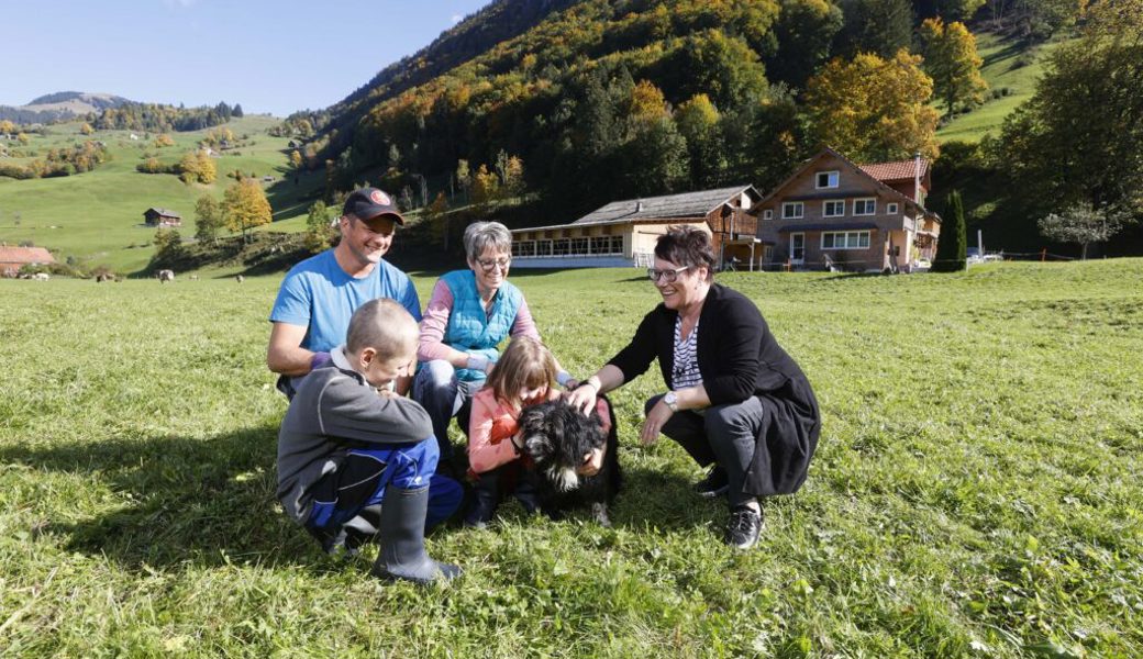  Coop-Regionalrätin Suzanne Blaser (rechts) besucht Mirjam und Ueli Rutz mit den Kindern Ueli und Anna in Stein. 