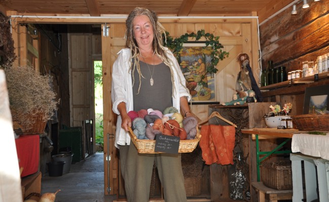 Sie will die Kräuter in die Wolle kriegen