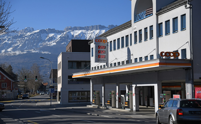 Mann überfällt Tankstelle und flüchtet nach einem Handgemenge ohne Beute