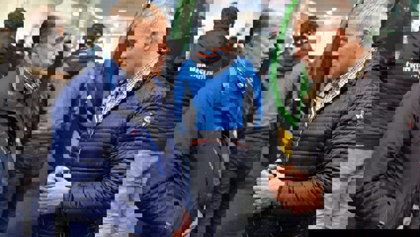  Interessante Gespräche : Schafzüchter Martin Keller (Buchs) unterhält sich mit Marco Gadient (Flums) von der Marktgenossenschaft.