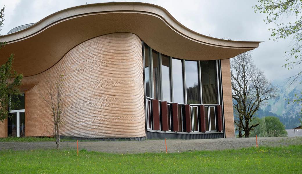Geschwungen wie der Resonanzkörper eines Instruments, offen wie ein Ohr in die Natur: Die Architekten des Klanghauses haben aussen und innen alles auf Klang ausgerichtet.