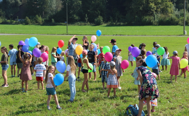 Kinderfest mit Ballonen, Kutschen und Hot-Dogs