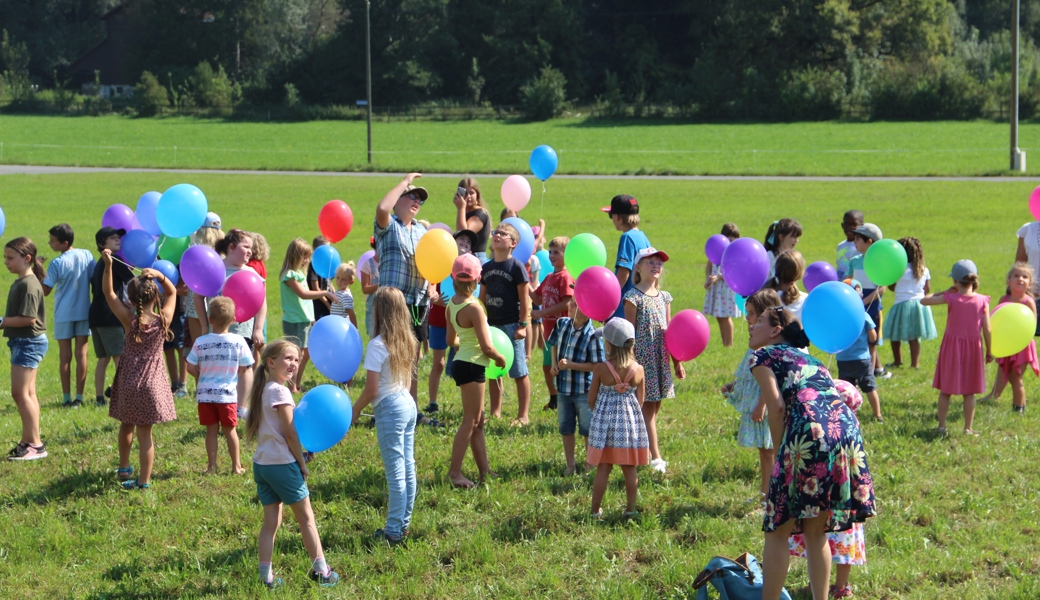 Kinderfest mit Ballonen, Kutschen und Hot-Dogs