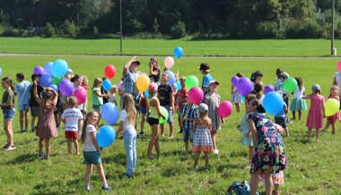 Kinderfest mit Ballonen, Kutschen und Hot-Dogs