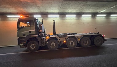 Muldentransporter beschädigt Tunneldecke – Autobahnausfahrt stundenlang gesperrt