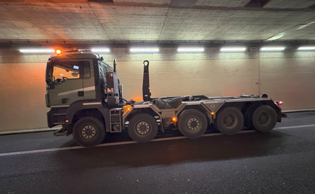 Muldentransporter beschädigt Tunneldecke – Autobahnausfahrt stundenlang gesperrt