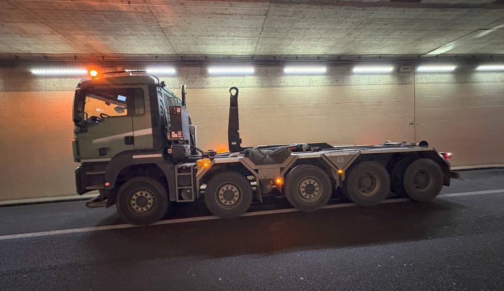 An der Strasseninfrastruktur entstand Sachschaden in noch unbekannter Höhe.