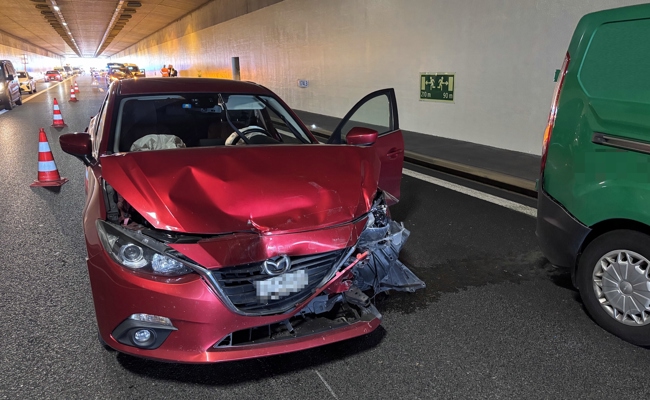 Langer Stau auf der Autobahn nach Auffahrkollision