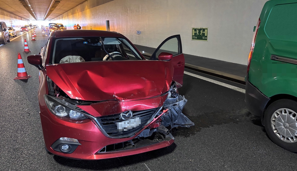 Langer Stau auf der Autobahn nach Auffahrkollision