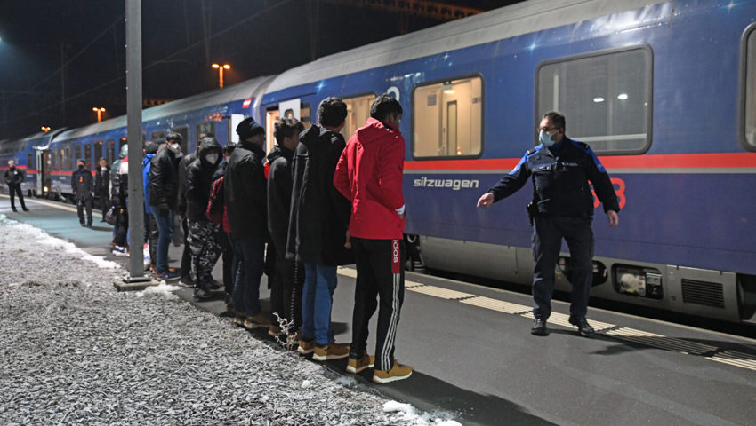  Morgendliche Szene am Bahnhof Buchs: Migranten auf ihrer Durchreise werden von der Grenzwacht instruiert. 