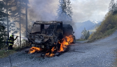 Ein Motorkarren gerät während der Fahrt in Brand