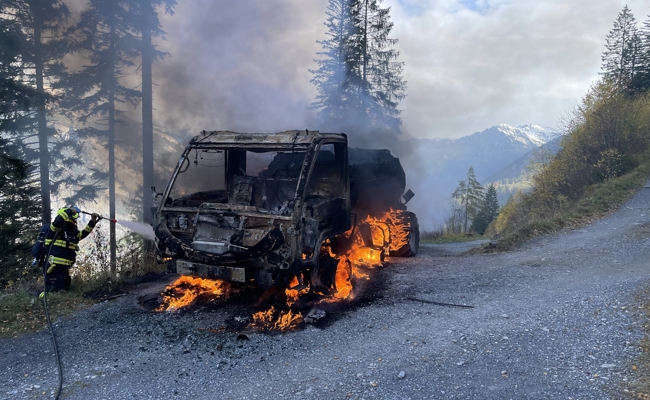 Ein Motorkarren gerät während der Fahrt in Brand