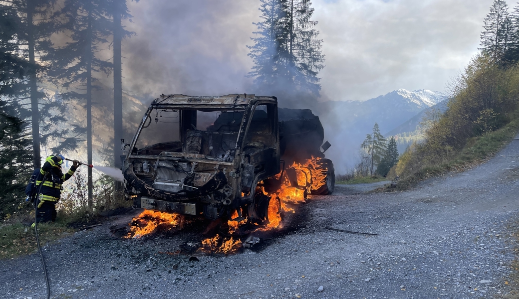 Auf einem steilen Strassenabschnitt geriet das Fahrzeug in Brand.