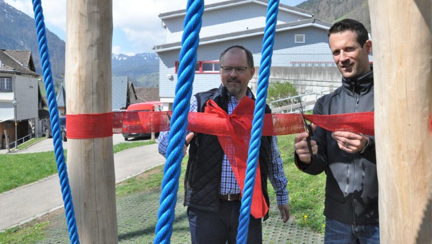  Jürg Raschein (links) und Thomas Diezig zerschnitten das rote Band und eröffneten den Spielplatz. 