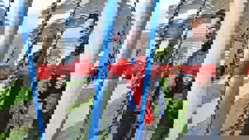  Jürg Raschein (links) und Thomas Diezig zerschnitten das rote Band und eröffneten den Spielplatz. 