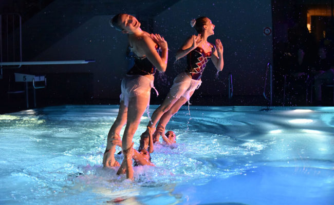 Die Synchro-Gala im Hallenbad Flös lädt ein zu einer Zeitreise durch die Musik